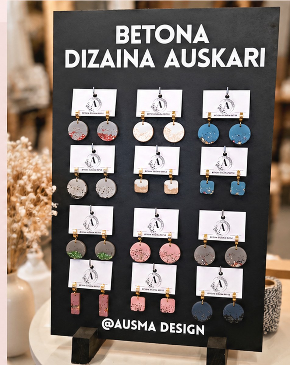 Ausma Design stends ar betona dizaina auskariem butikā
